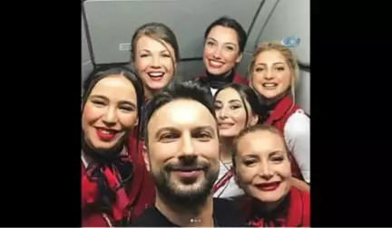 Tarkan'a Uçakta Yolculardan ve Hosteslerden Yoğun İlgi