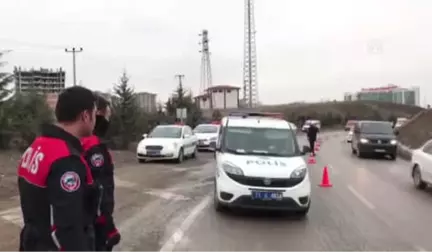 Polis Aracına Otomobil Çarptı: 2 Yaralı