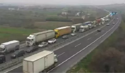 Tem'de Kaza...istanbul İstikameti Celaliye Mevkiinde Kamyon Devrildi