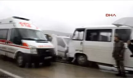 Ankara'da Öğrenci Servis Aracı Kaza Yaptı: 6'sı Öğrenci 13 Yaralı