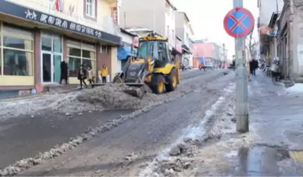 Ardahan Belediyesi Ekipleri Kar ve Buz Temizliğini Sürdürüyor