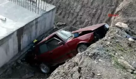 Adıyaman Otomobil, İnşaata Devrildi 2 Yaralı