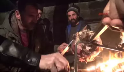 Kars Cağ Kebap Yiyip, Cirit Oynuyorlar