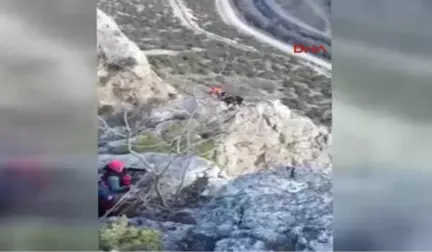 Amasya Kayalıkta Mahsur Kalan Keçi 3 Saatlik Operasyonla Kurtarıldı