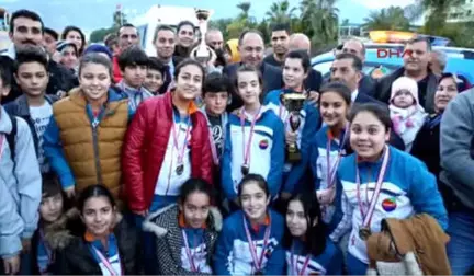 Şampiyon Voleybolcular Üstü Açık Otobüsle Şehir Turu Attı