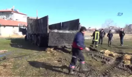 Afyonkarahisar'da Saman Yüklü Kamyon Alev Aldı