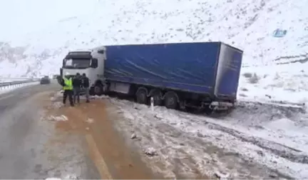 Kar Nedeniyle Kayganlaşan Yolda Tırlar Yoldan Çıktı