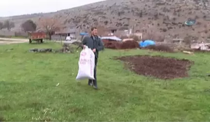 Mevzideki Askere Üşümesin Diye Odun Taşıdı