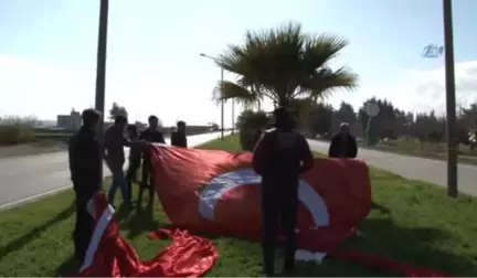 Mehmetçiğin Geçiş Güzergahlarına Dev Türk Bayrakları Asıldı