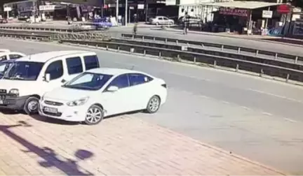 Feci Kaza Kamerada... Otomobil Yaşlı Adamı Metrelerce Yukarıya Fırlattı