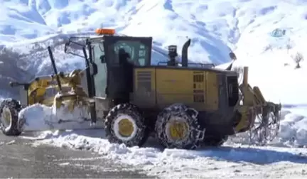 Karda Kapanan Yolları Açma Çalışmaları Sürüyor