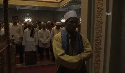 Süper Kanlı Mavi Ay' Tutulması - Bogor'da Müslümanlar, Namaz Kılıp Dua Etti