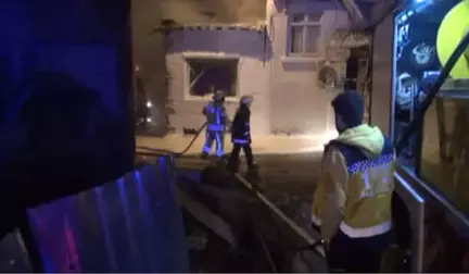 Fatih'te Ahşap Evde Yangın