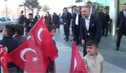 Bayrağı Yerde Bırakmayan Çocuklar