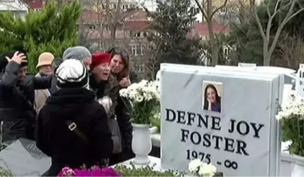 Defne Joy Foster'ın Annesi, Kızının Mezar Taşına Sarılıp Ağladı