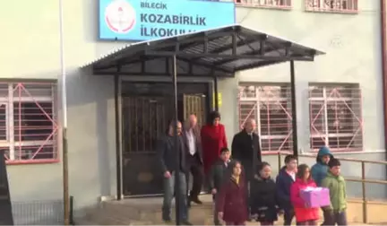 Minik Yürekleriyle Yazdıkları Şiirleri Komutana Getirdiler