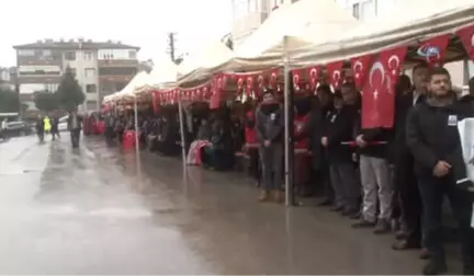 Şehit Annesi Oğlunun Naaşını Getiren Askerin Elini Öptü