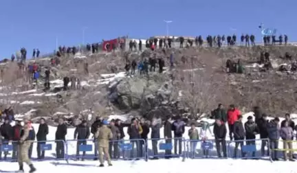 Buz Tutan Çıldır Gölü'nde 'Kış Şöleni' Renkli Görüntülere Sahne Oldu