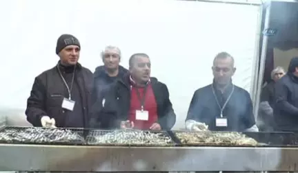 Esenler'de 5 Ton Hamsi Tavada, Mısır ve Patates Sobada Pişirildi