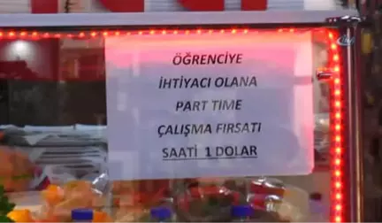 Müşterilerinin Fotoğrafını Duvara Asıyor, Öğrencilere Saatliği 1 Dolara İş İmkanı Sağlıyor