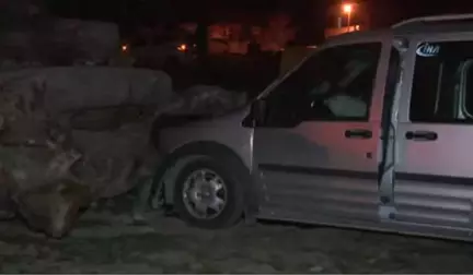 Önce Otomobile Sonra Odunlara Çarptı: 1 Ölü, 2 Yaralı