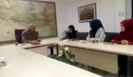 Şırnaklı Kadınlar Mehmetçikler İçin Ördükleri Atkıları Tümgeneral Tarakçı'ya Teslim Ettiler