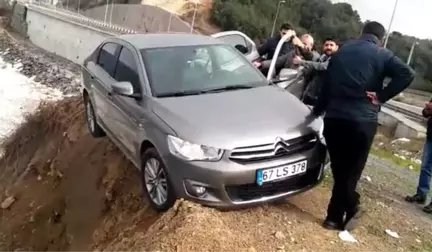 Uçurumun Kenarında Asılı Kalan Otomobili Böyle Kurtardılar