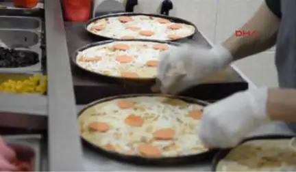 Hatay Esnaftan Askere Türk Bayraklı Pizza ve Tatlı