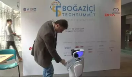 Robot Sanbot Teknoloji Zirvesinde İlgi Odağı Oldu