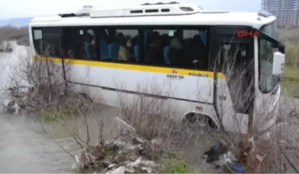 Manisa Çay Ortasında Mahsur Kalan 25 İşçiyi İtfaiye Kurtardı