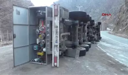 Erzurum-Lpg Yüklü Tanker Devrildi Yol Trafiğe Kapatıldı