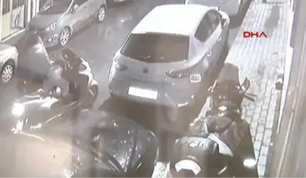 Kasklı ve Maskeli Motosiklet Hırsızlığı Kamerada