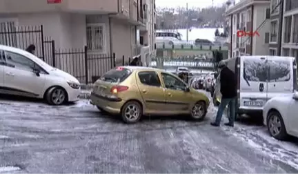 Kaza Anı Kamerada... Ara Sokaklardaki Buzlanma Sürücü ve Yayalara Zor Anlar Yaşattı