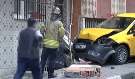 Taksi Doğalgaz Kutusuna Çarptı, Facianın Eşiğinden Dönüldü