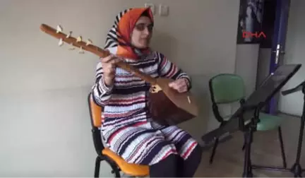 Bingöl'de Görme Engelli Kadın, 2 Ayda Öğrendiği Bağlama ile Yaşama Tutundu