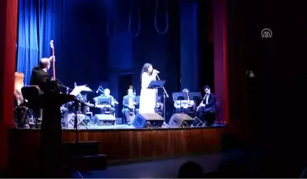 Solist Eda Karaytuğ Bursa'da Konser Verdi