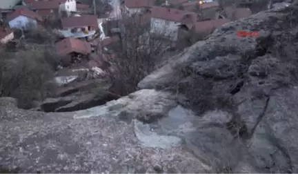 Karabük Tepeden Kopan Kayalar Garajın Üstüne Düştü