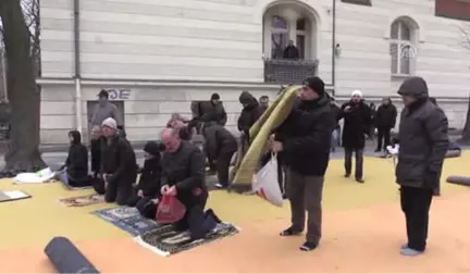 Almanya'da Kundaklanan Caminin Yanındaki Meydanda Cuma Namazı (2)