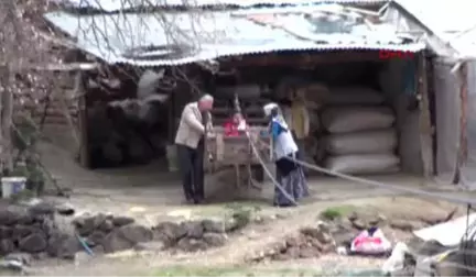 Artvin Çoruh Nehri'ni İlkel Teleferikle Geçiyorlar