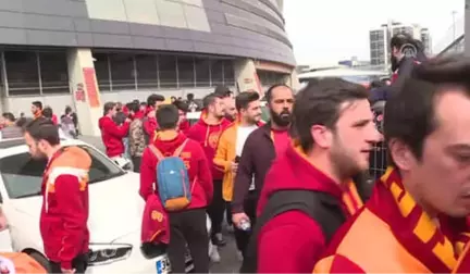 Galatasaray'lı Taraftarlar Otobüslerle Kadıköy'e Doğru Hareket Etti