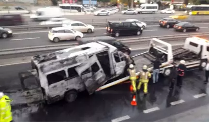 İstanbul'da Sahil Yolunda Servis Minibüsü Alev Alev Yandı