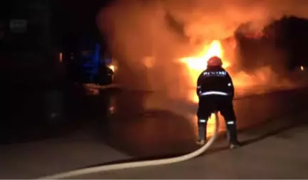 Adana - Yanan Tır'dan Yaralı Kurtuldu