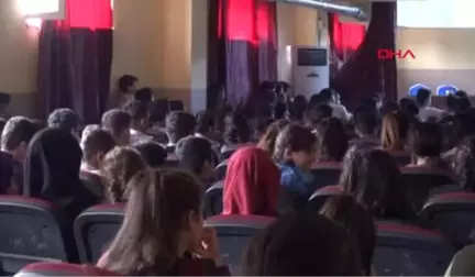 Şırnak Silopi'de, Küçük Gelinler Tiyatro Sahnesine Taşındı