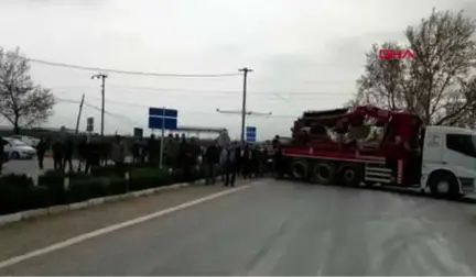 İzmir Cenaze Töreninin Ardından Vatandaşlar Yolu Trafiğe Kapattı Hd