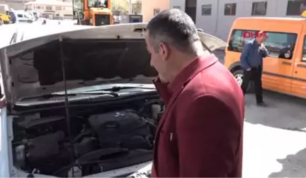 Hakkari-Kamyonetin Motor Bölümüne Sıkışan Oğlak 1 Gün Sonra Kurtarıldı