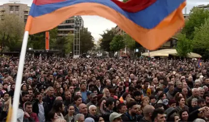 Ermenistan'da 'Sarkisyan Başbakan Olmasın' Diyen Binlerce Kişi Sokaklara Döküldü