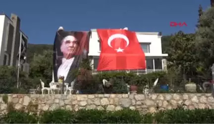 Fatma Girik'ten Atatürk Posteri ve Türk Bayraklı 23 Nisan Kutlaması