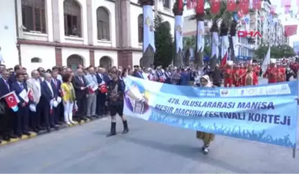 Manisa-Şifalı Mesir Macunu 478'inci Kez Sultan Camisi'nden Saçıldı