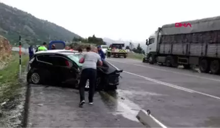 Antalya Tır'la Çarpışan Otomobildeki Polis Memuru Öldü