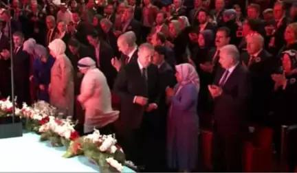 Cumhurbaşkanı Erdoğan, Kürsüdeki Zeytin Dalını Eşine Verdi